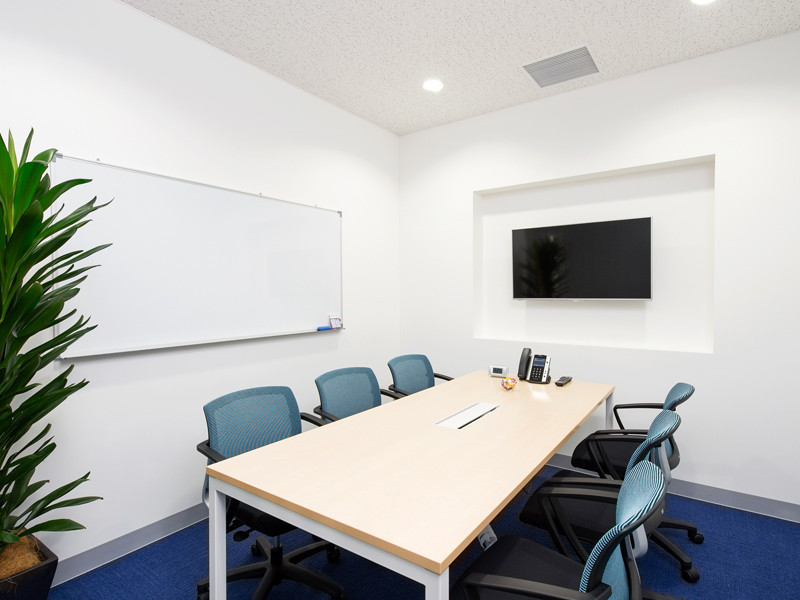 共用部_ホワイトボードやモニターが付いた6名用の会議室です。©Regus