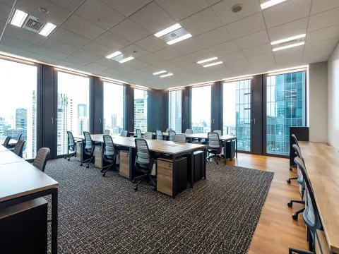 個室_プライベートオフィス。十分な広さの快適な空間で、換気窓によりオフィスの換気をご自由に行う事ができます。