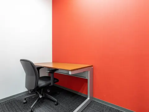 個室_赤色が目を引くハイセンスな空間です。