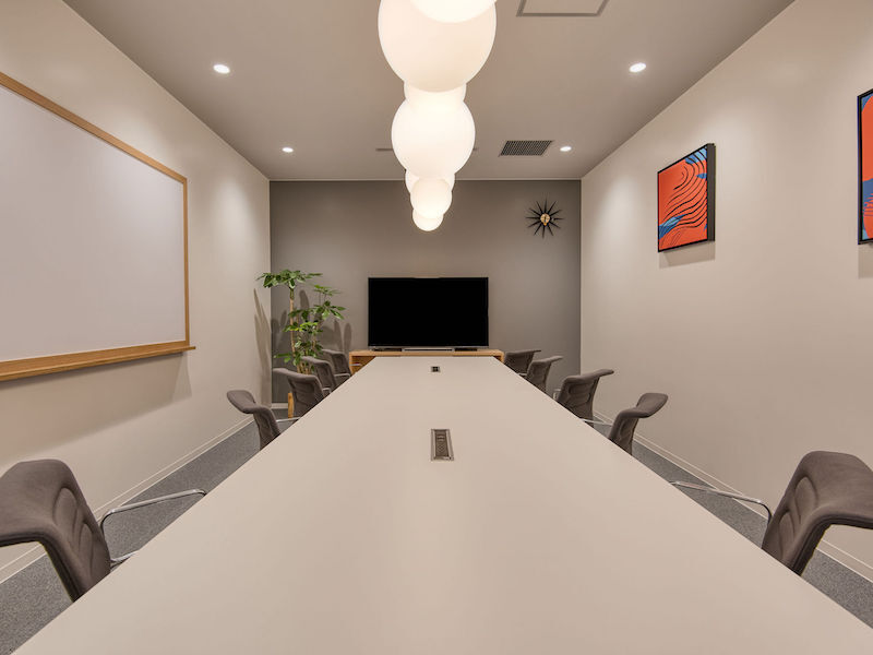 共用部_会議室。プロジェクターやスクリーンといったオフィス備品のレンタルも可能です。