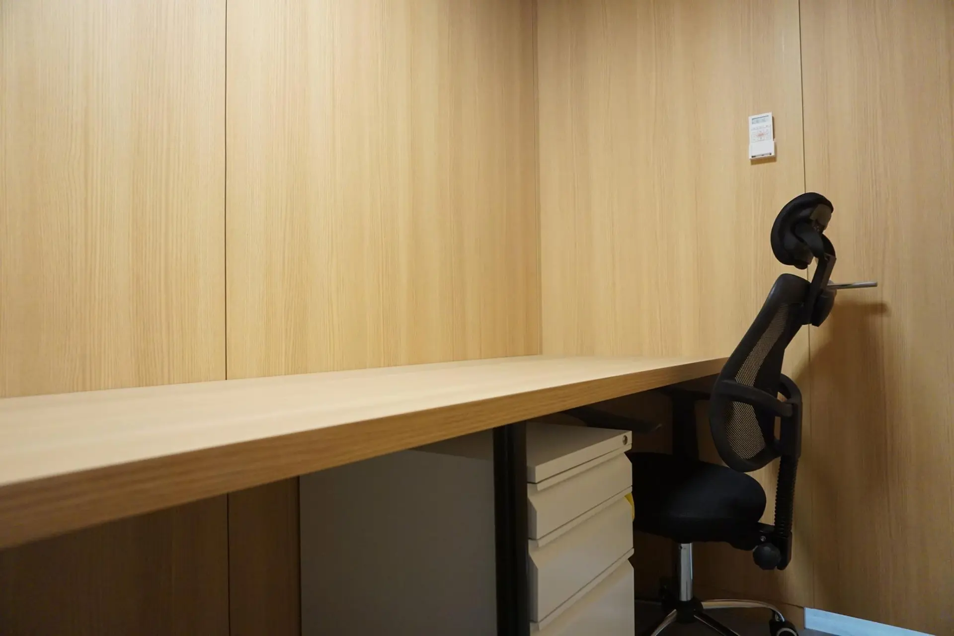 固定ブース_椅子・サイドデスクなどのオフィス家具が備え付けられているので入居したその日からビジネスを始める事が出来ます