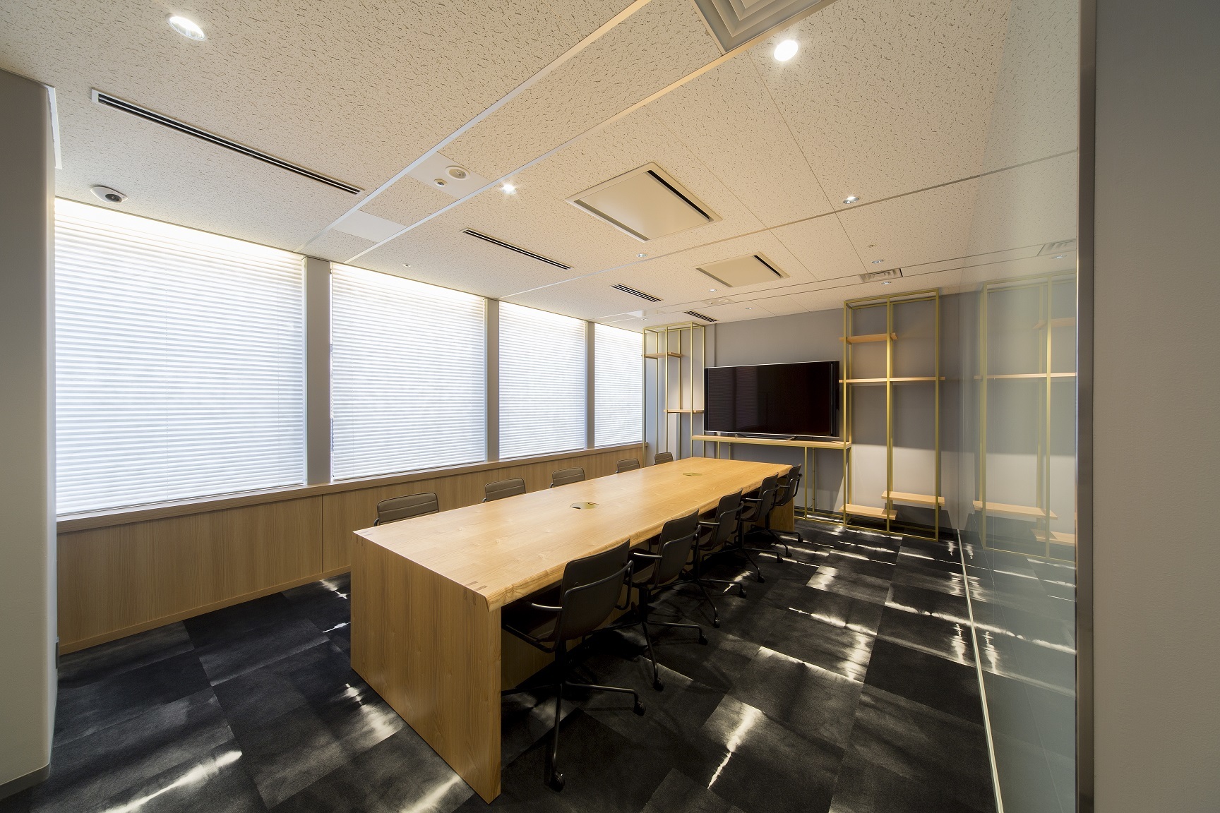 会議室_ビジネスの様々な場面で必要になる会議室、モニターも設備されています