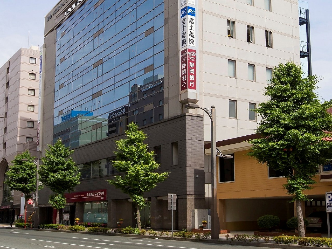 外観_オフィスは浜松駅から徒歩2分の好ロケーションです。
