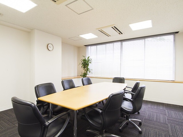 共用部_会議室。本格的な会議などをする際に、貸し出すことのできる会議室もあります。