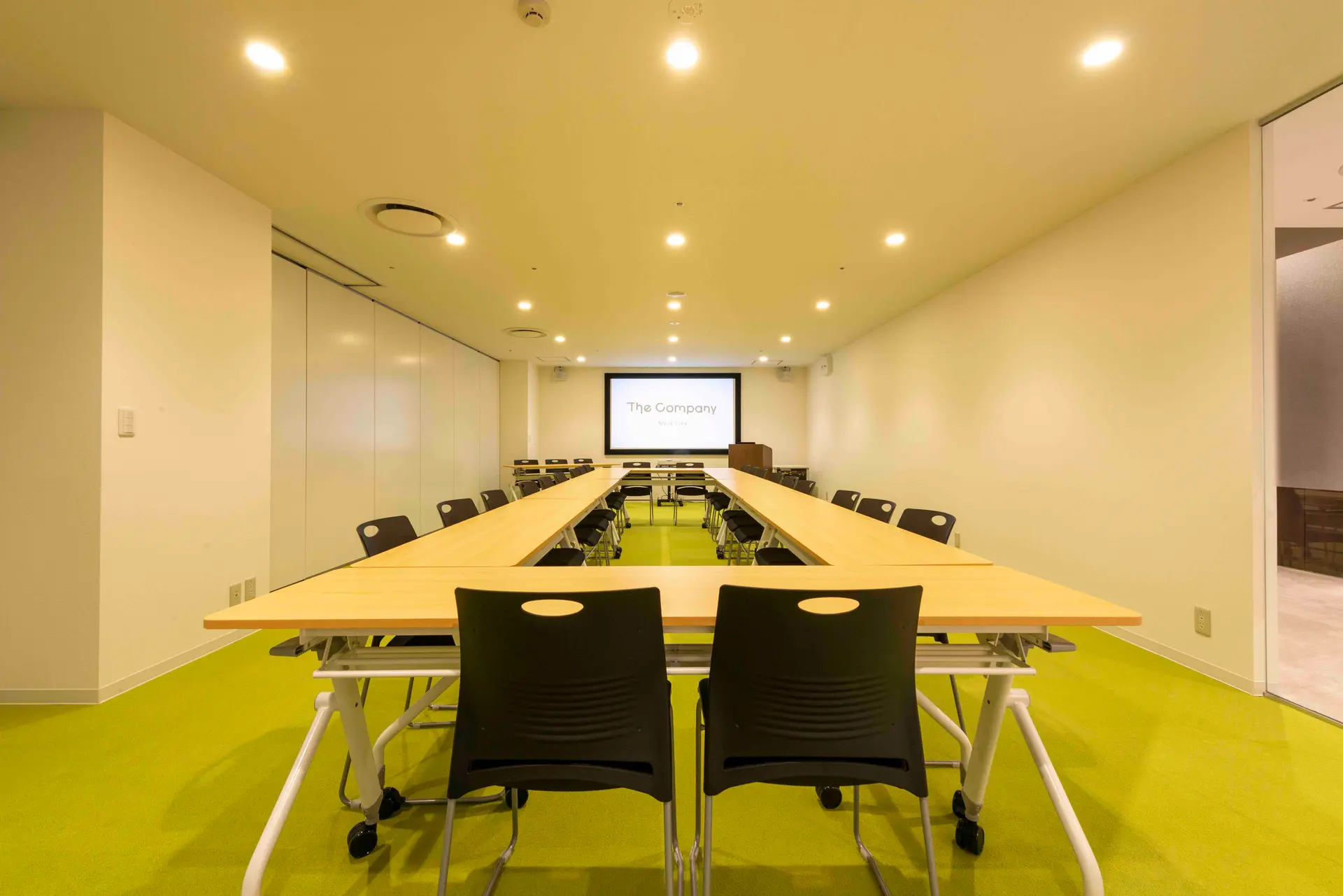 大型貸し会議室を併設