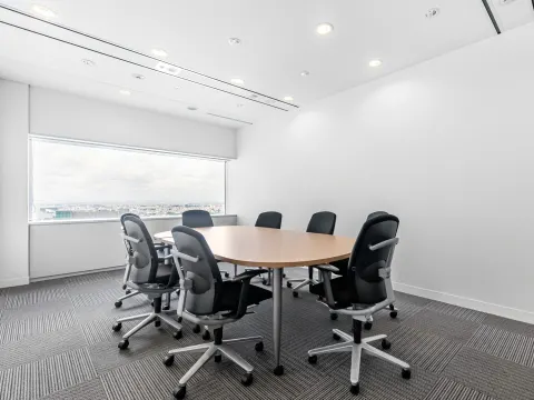 共用部_会議室。広々とした明るい会議室は商談にもぴったりです。