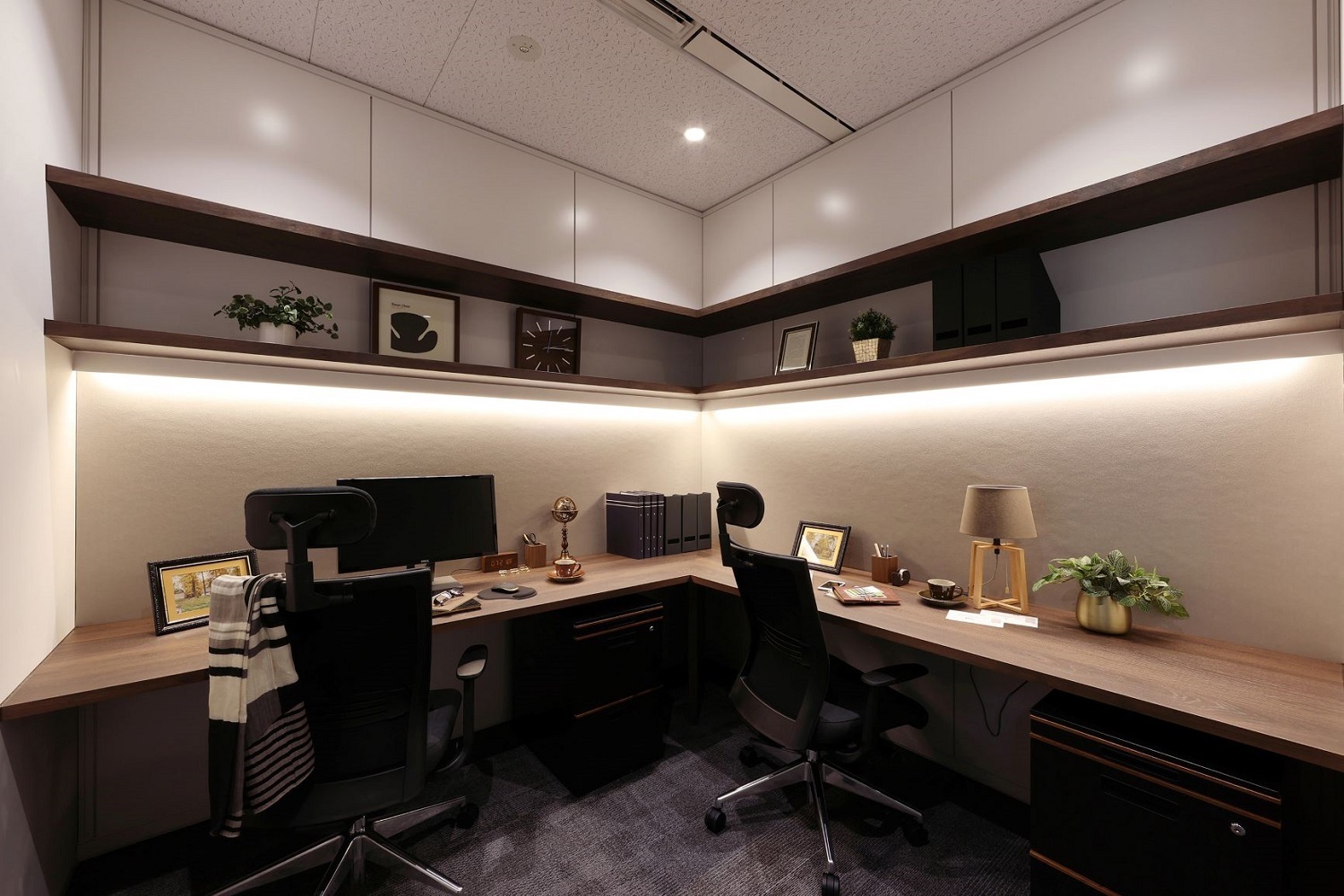 個室_オフィス内部はデザイン性が高く、モチベーションアップにも繋がります。