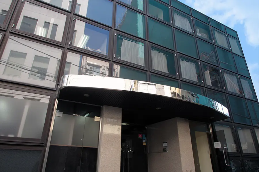 外観_ガラス張りの落ち着いた雰囲気のあるオフィスです