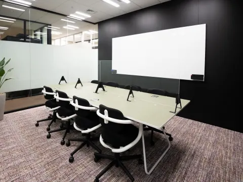 共用部_会議室。AV機器、ホワイトボードまで、理想的なセッティングでご利用いただけます。