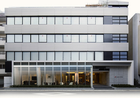 外観_1階のガラスカーテンウォールのエントランスロビーがスタイリッシュなオフィスビルです