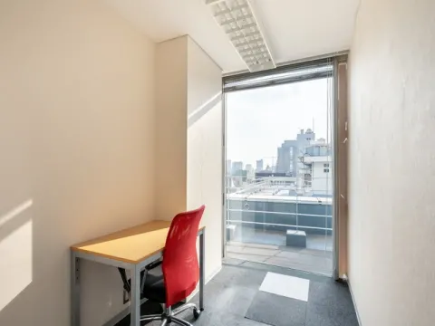 個室_シンプルなデザインのオフィスですが、設備は揃えてある機能性の高いオフィスでもあります。