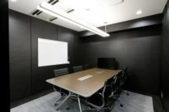 無料会議室_無料でご利用いただけるミーティングスペースです。ホワイトボードやモニターもご用意しております。
