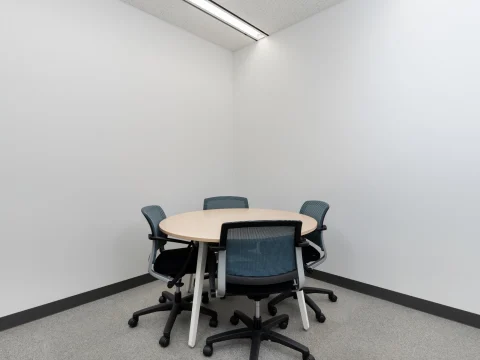 共用部_会議室。少人数の打ち合わせにぴったりな、コンパクトな会議室もございます。