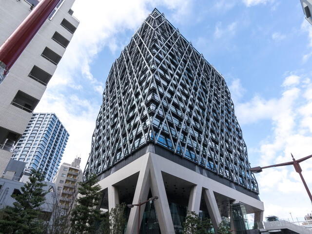 外観_デザイン性の高いビルの5階に施設があります。
