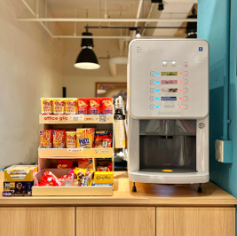 ドリンクスナックコーナー_挽きたてコーヒーやお茶などのフリードリンク、オフィスコンビニをご用意しております。お打ち合わせゲストへの提供や、仕事の息抜きに。