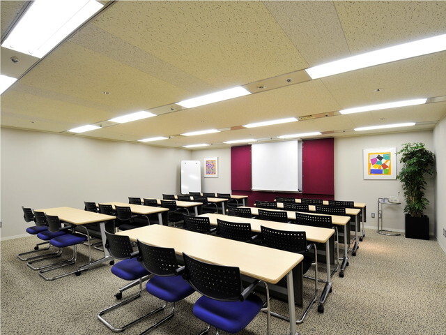 共用部_会議室。研修なども可能な広々とした会議室です。