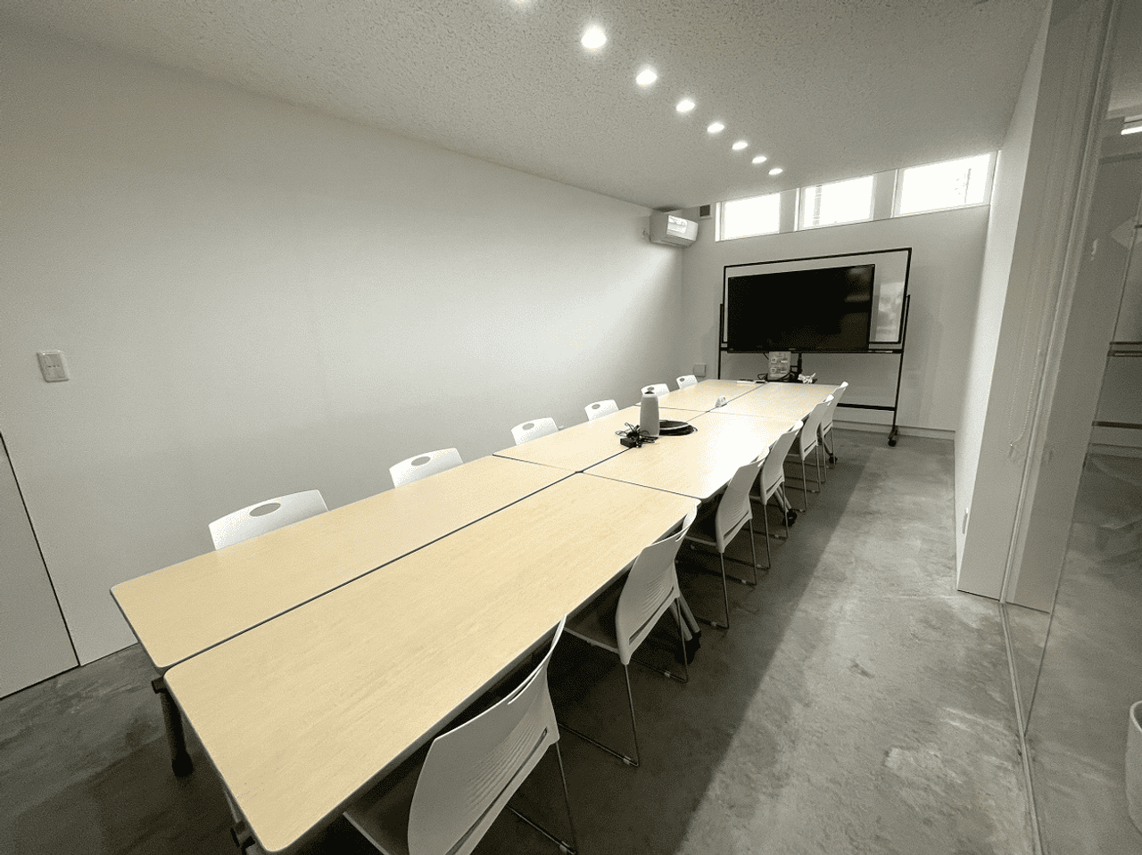 会議室_最大12名様までご利用いただけます。
