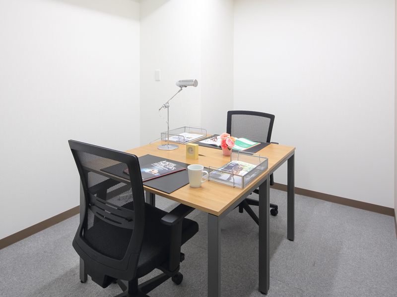 個室_個室内は白を基調としたシンプルな内装で、仕事に集中して取り組めます。