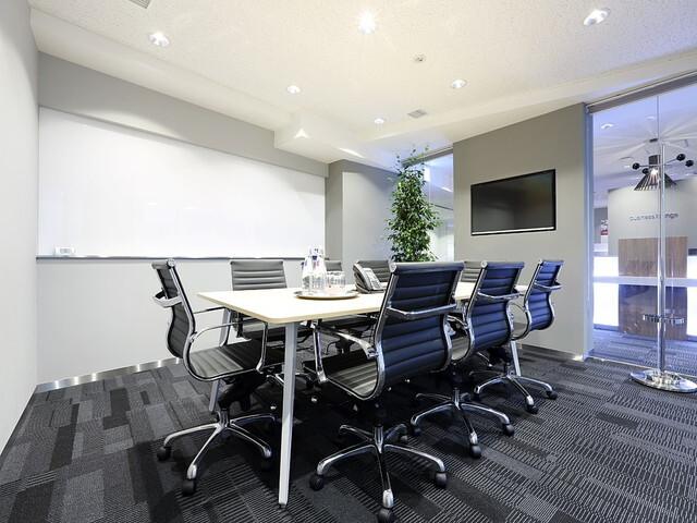 共用部_会議室。Wi-Fiやプロジェクター、ホワイトボードが利用可能な会議室を借りることが出来ます。