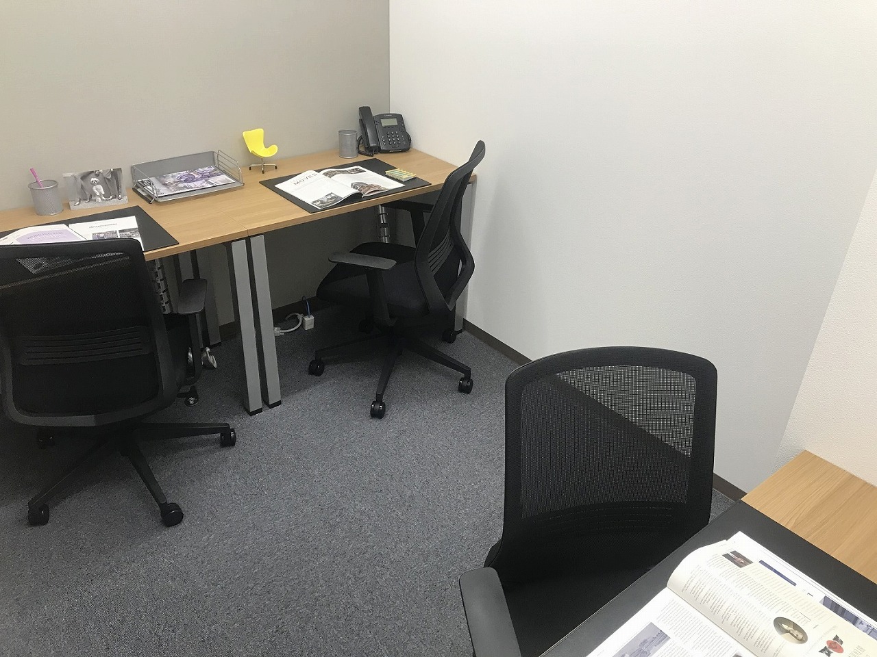 個室_机椅子備え付け、通信環境完備でビジネスのための設備が整っています。