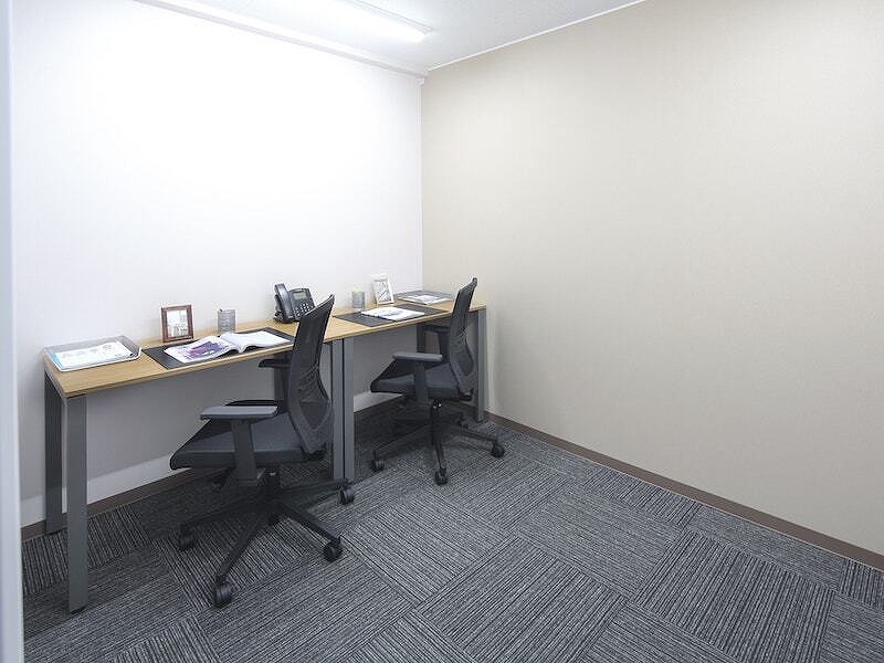 個室_オフィス家具は標準装備となっており初期費用を低く抑えることが可能です。
