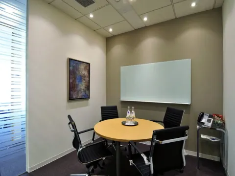共用部_会議室。1時間単位でご利用いただける会議室です。