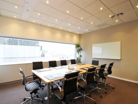 共用部_会議室。会議に必要な設備を貸し出しているため、大切な商談や会議にも最適です。
