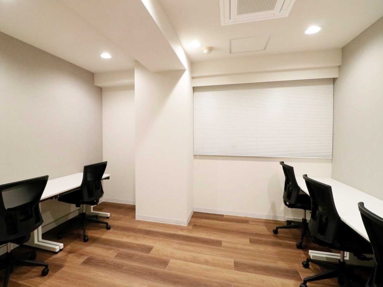 個室_5名用個室です。シンプルなデザインが施されています。