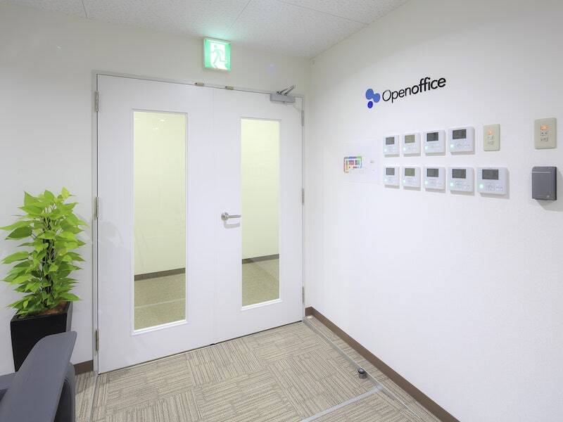 共用部_ビジネスラウンジ。ビジネスラウンジでは入居者様同士でコミュニケーションを取ることが可能です。