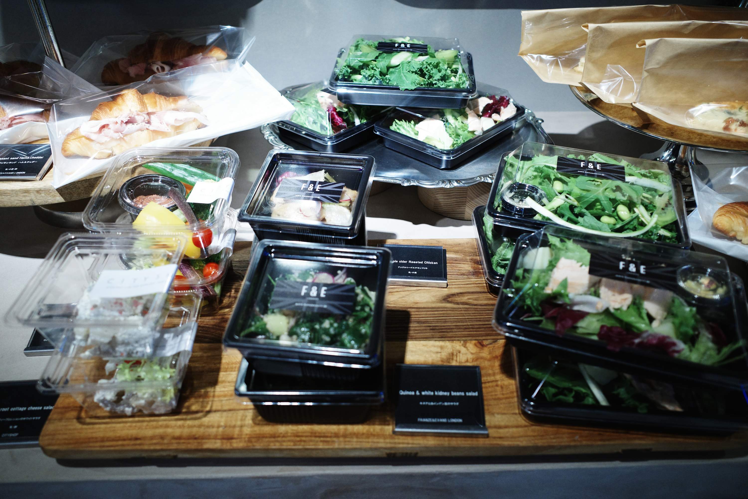 A variety of healthy food_salads alone are available! We can make your business life more fulfilling!