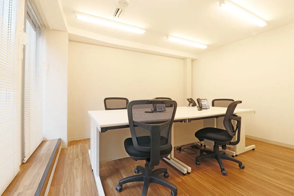 個室_4名用の個室です。シンプルなデザインで、集中しやすい空間になっています。
