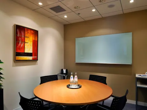 共用部_会議室。テレビ会議が可能な会議室もあります。