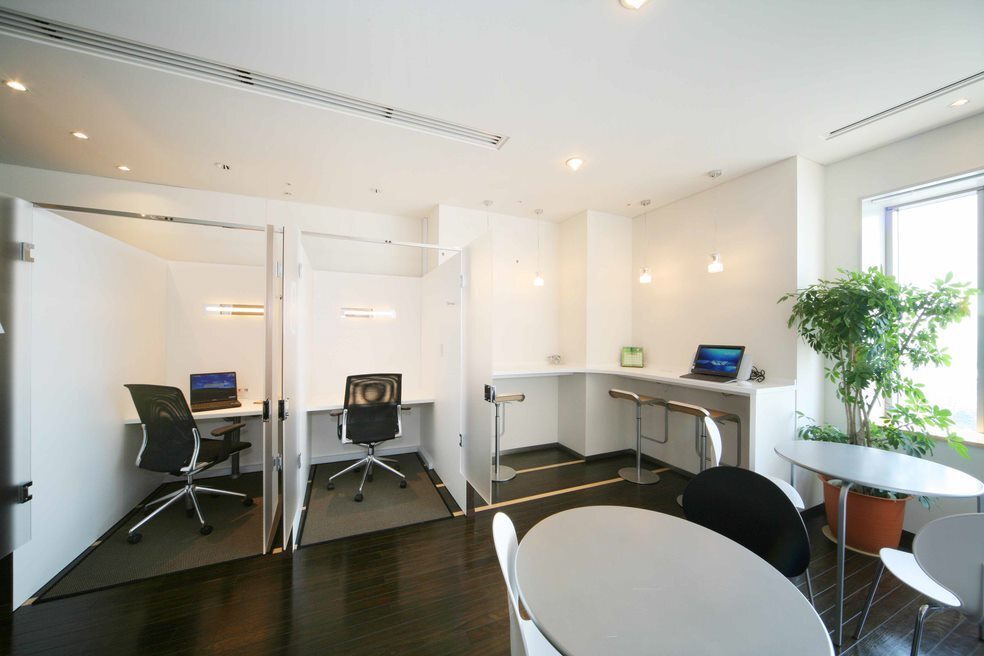共用部_カフェスペース。1人で集中して仕事をしたい時に最適な半個室タイプのお部屋が併設されています。