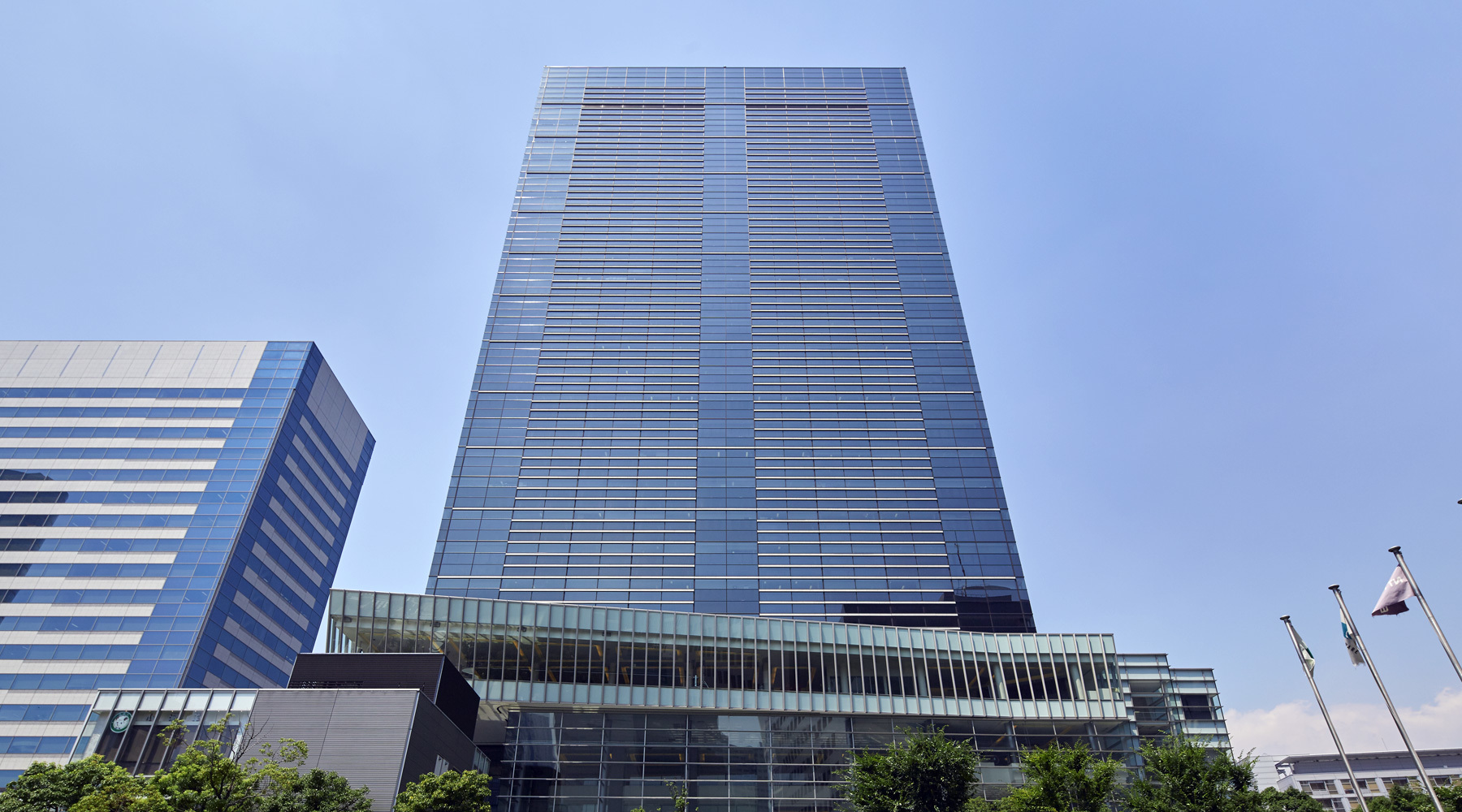 Exterior_Area Shinagawa, a high-grade office building owned by NTT Data Corporation, with pedestrian deck for stress-free entry even on rainy days.