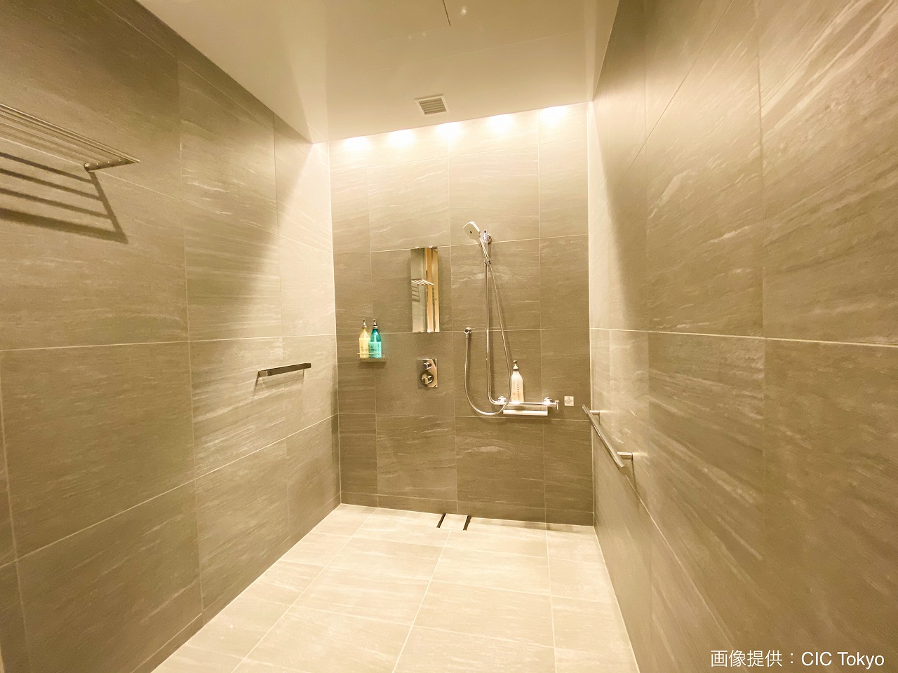 Facility: Shower. Luxury shower rooms with several kind of amenities are available.