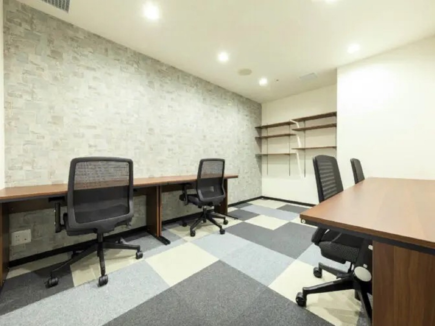 個室_家具やネット回線が完備された機能性の高いオフィスです。©BIZcomfort