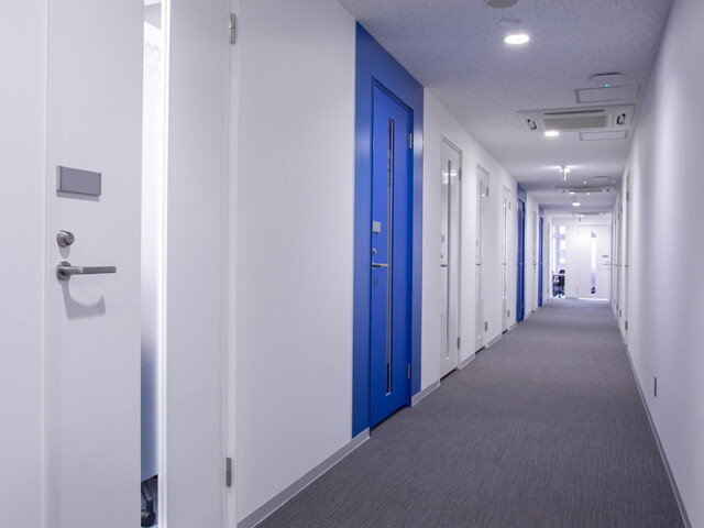 その他_廊下。青と白に彩られたスタイリッシュな廊下です。
