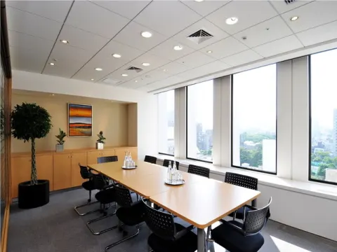 共用部_会議室。大きな窓がついており明るく快適な会議室です。