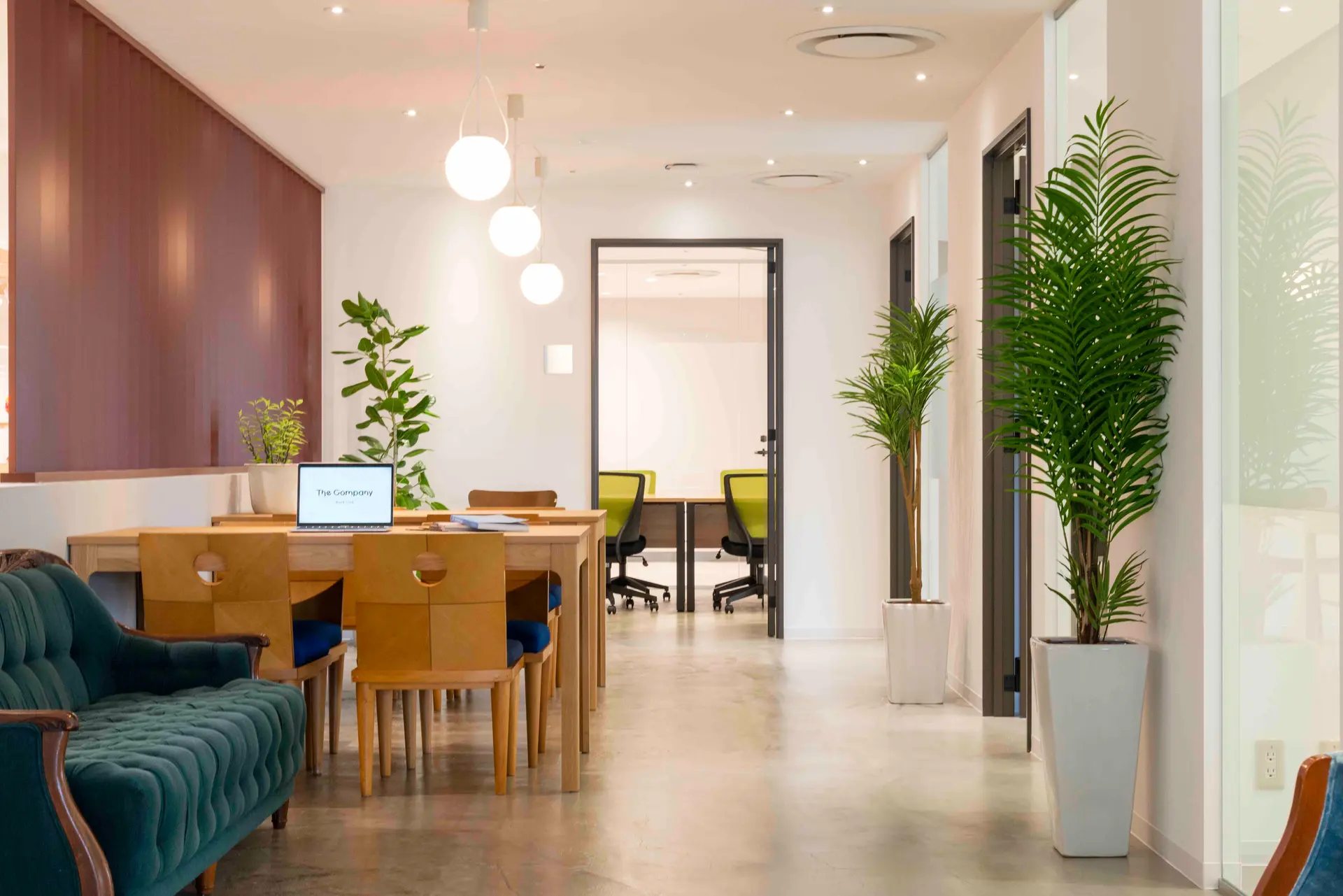 フリースペース_開放感のある空間に十分な席数を確保しています。