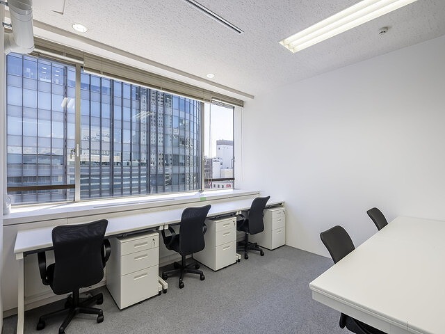 個室_キャビネット付きの家具が利用できる、機能性の高いオフィスです。