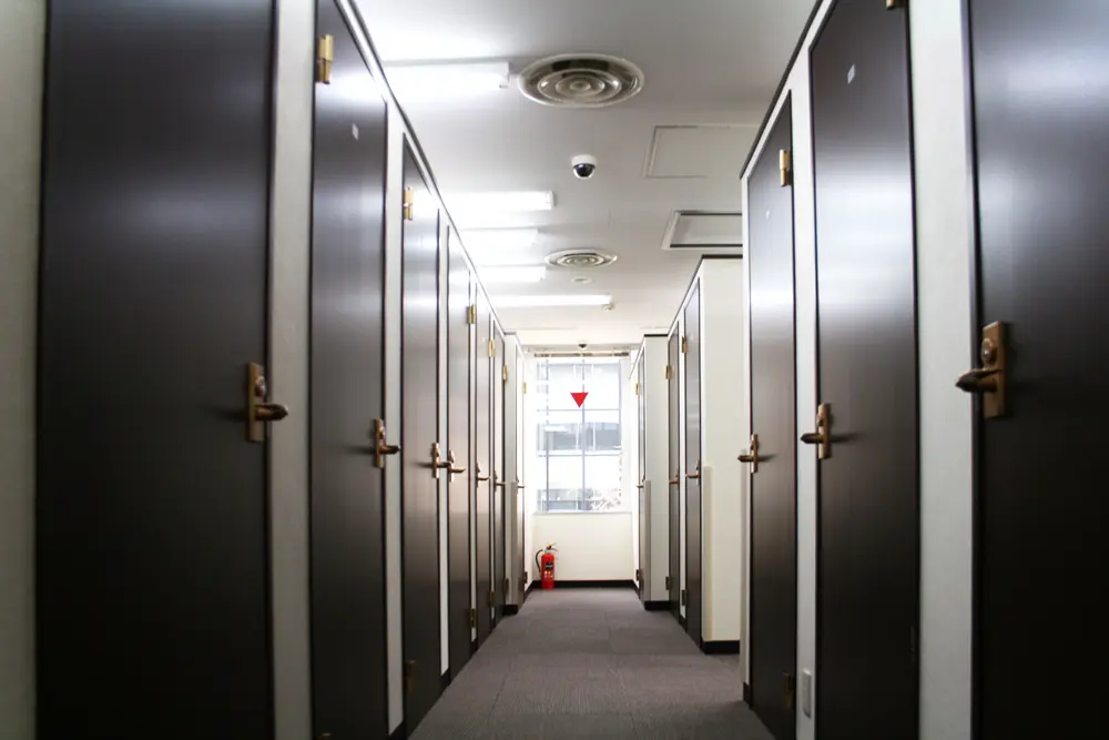 廊下_各個室施錠が出来るのでセキュリティー面も安心です