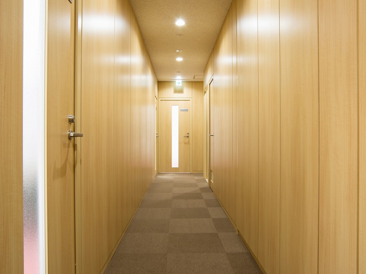 共用部_廊下。オフィスは完全個室となっており、プライベートが確保されています。