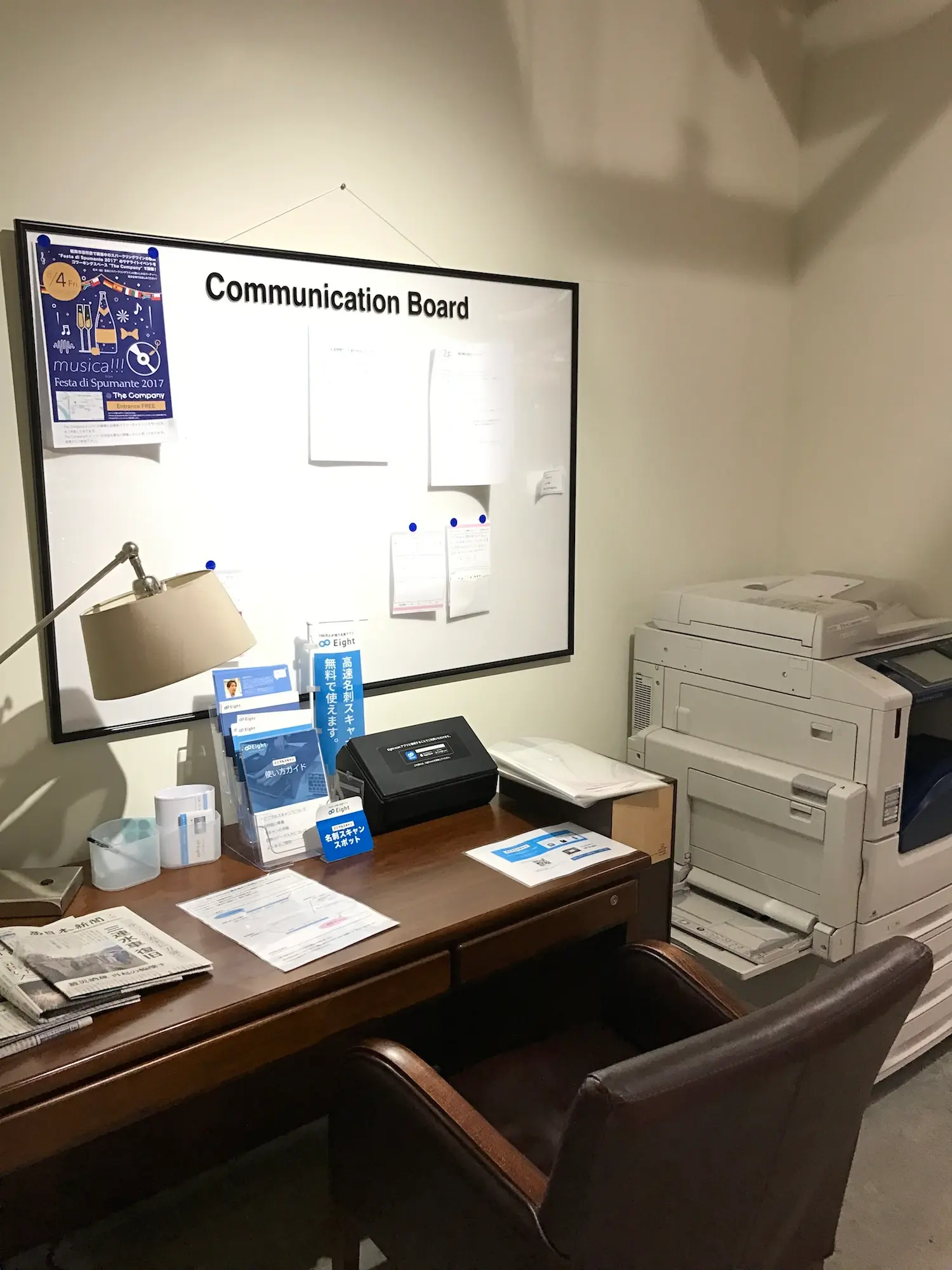 設備_共用のOA機器は各自のIDカードでご利用いただける他、ホワイトボードもご用意されています
