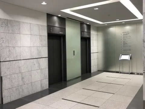 内観_エレベーターホールです。高級感があります。
