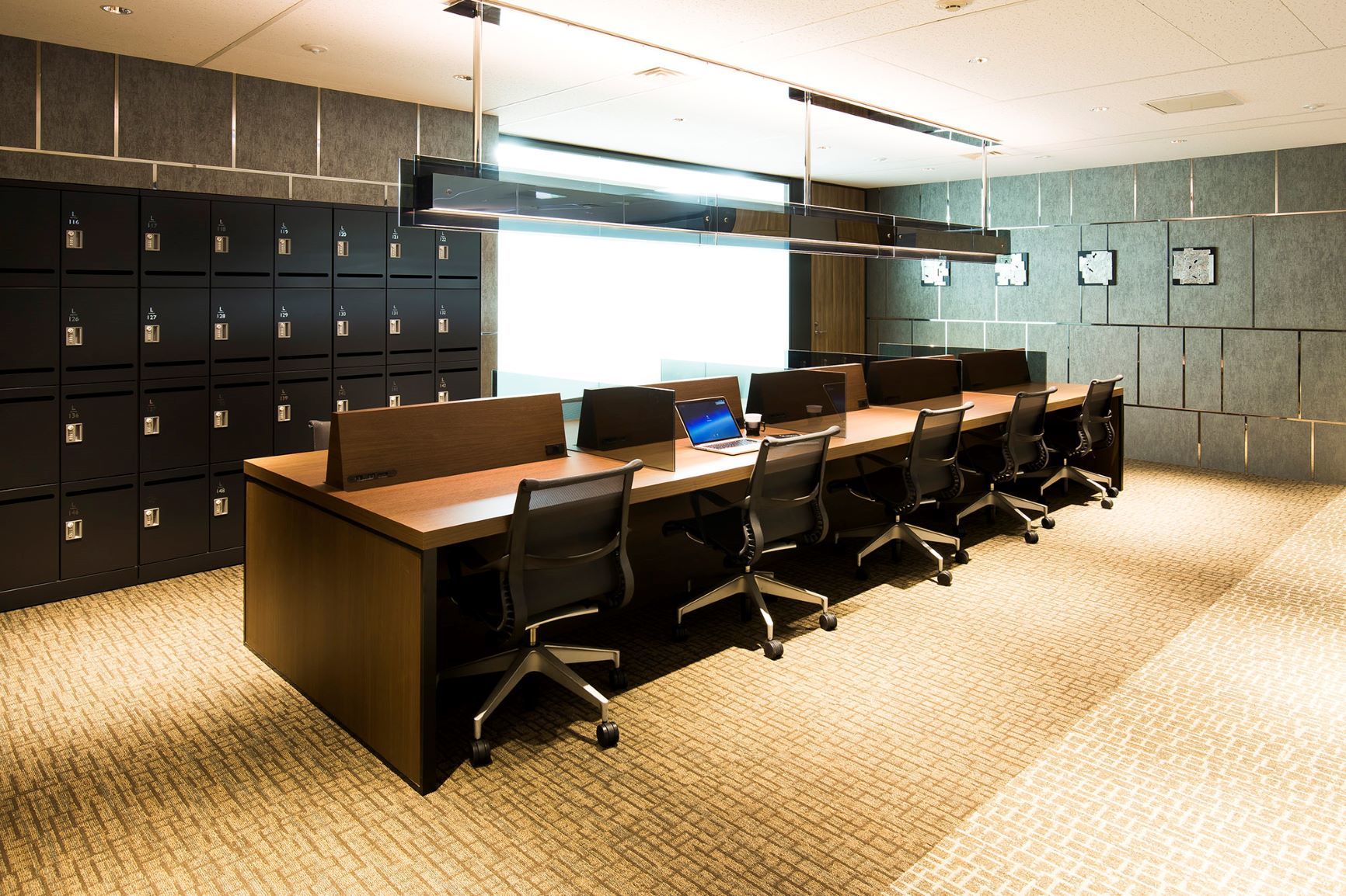 Dedicated shared desks_Shared desks available 24 hours a day, allowing you to concentrate on your work.