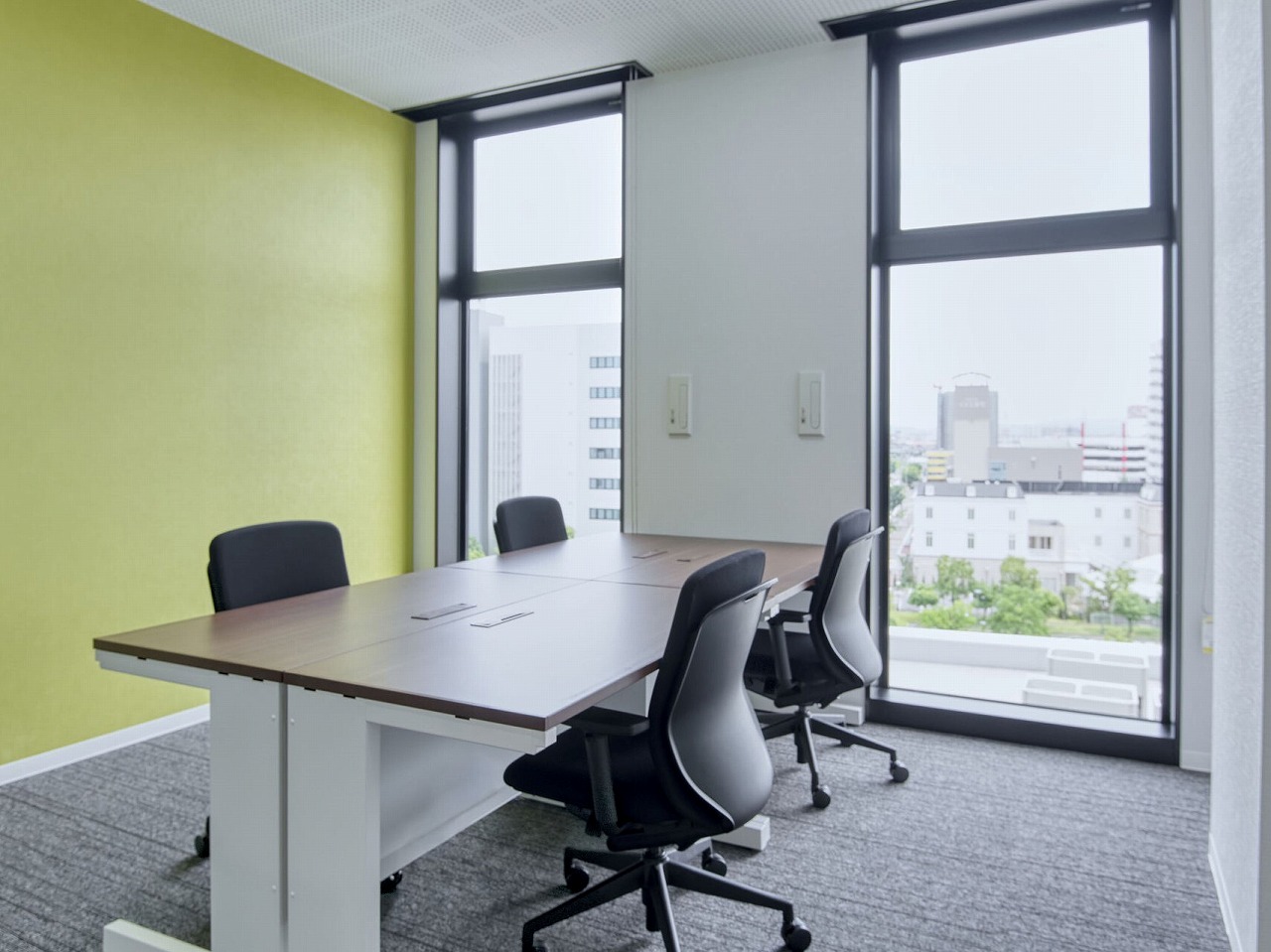 個室_24時間利用可能なプライベートオフィスを持つことができます。明るい色の壁紙がアクセントになっています。
