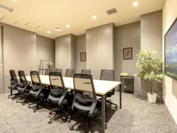 共有部_会議室。8名用会議室を200円/15分(会員価格)で利用できます。©BIZcomfort ※画像はイメージです