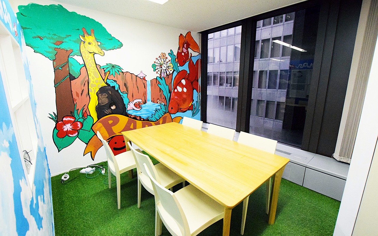 Free Meeting Room 3__ A fun meeting room with a lawn-like floor and colorful wallpaper.