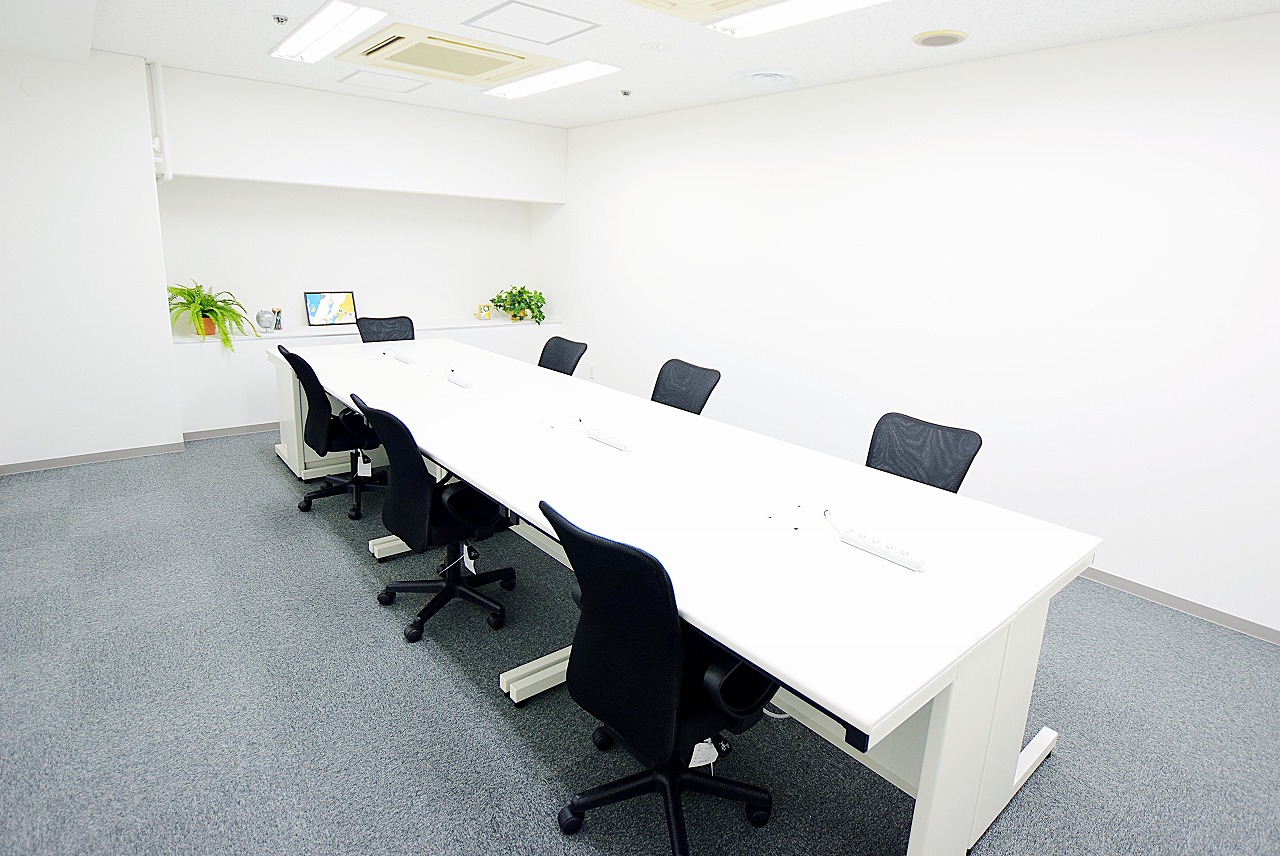 個室_家具が備え付けですぐに仕事に取り掛かれます。