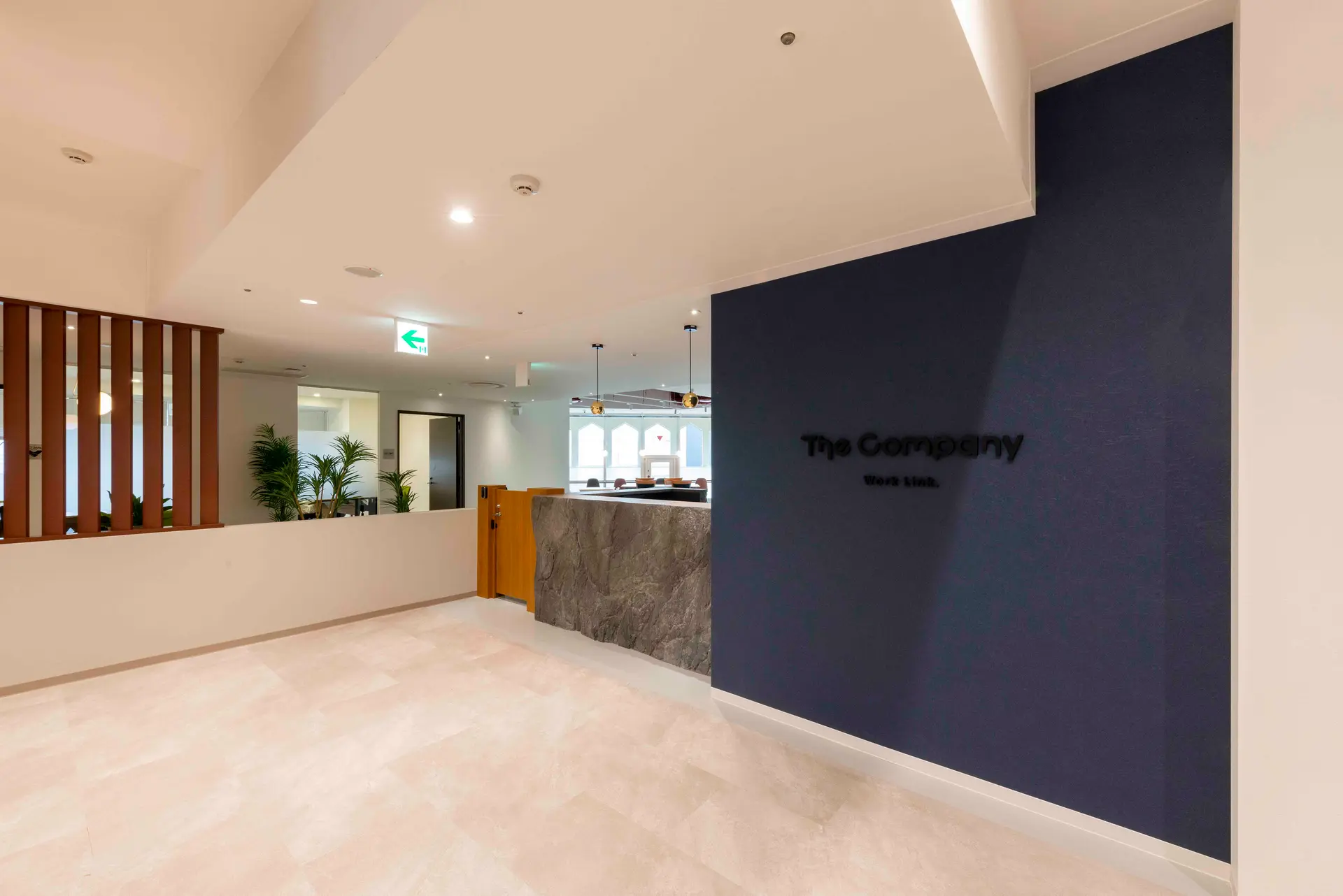 外観_受付。受付スタッフによるゲスト対応・郵便物受取等のサービスが受けられます。